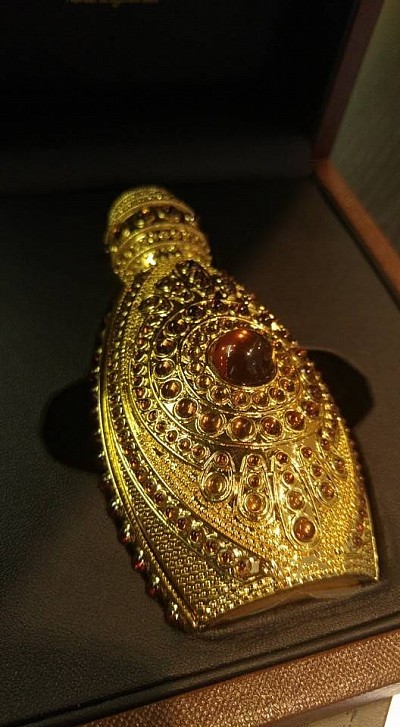 جامعة الفارابي  جامعة العطور العربية  مدرسة العطور  تعليم العطور  دورات العطور  تقاليد العطور العربية  عطر العود  تعليم الزيوت العطرية  أبحاث العطور  ابتكار العطور  برامج العطور